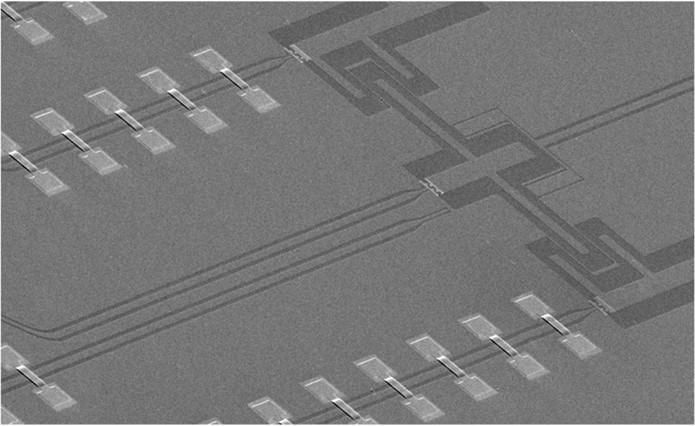 QPU with air-bridges across the coplanar waveguide transmission lines